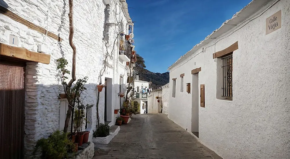 Calles de Capileira. Cgbpict, CC BY-SA 4.0 <https://creativecommons.org/licenses/by-sa/4.0>, via Wikimedia Commons