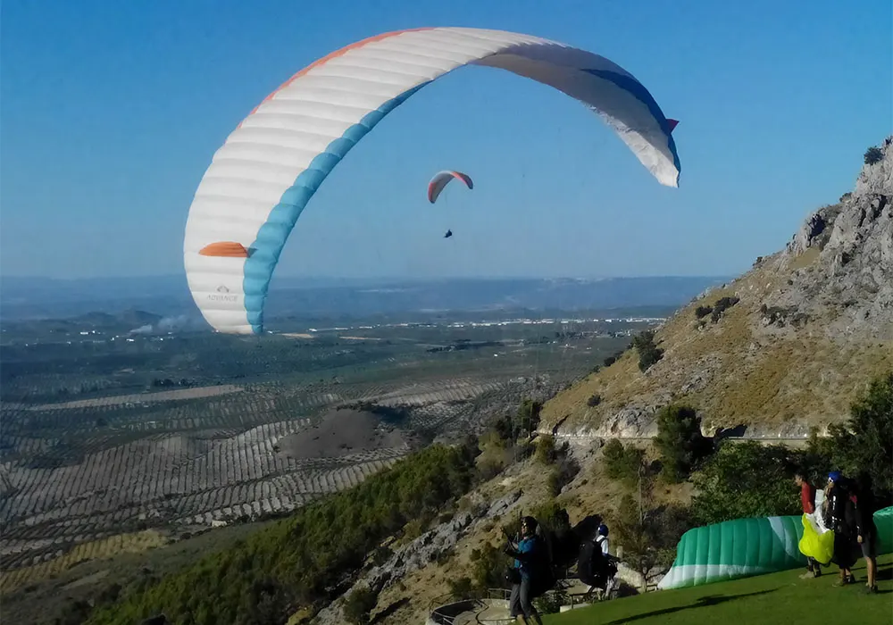 TOMA Spotlight: Adventure Holidays in Andalucía 8 Paragliding in Pegalajar, Jaén. Image: Raimundo Pastor, CC BY-SA 4.0 <https://creativecommons.org/licenses/by-sa/4.0>, via Wikimedia Commons