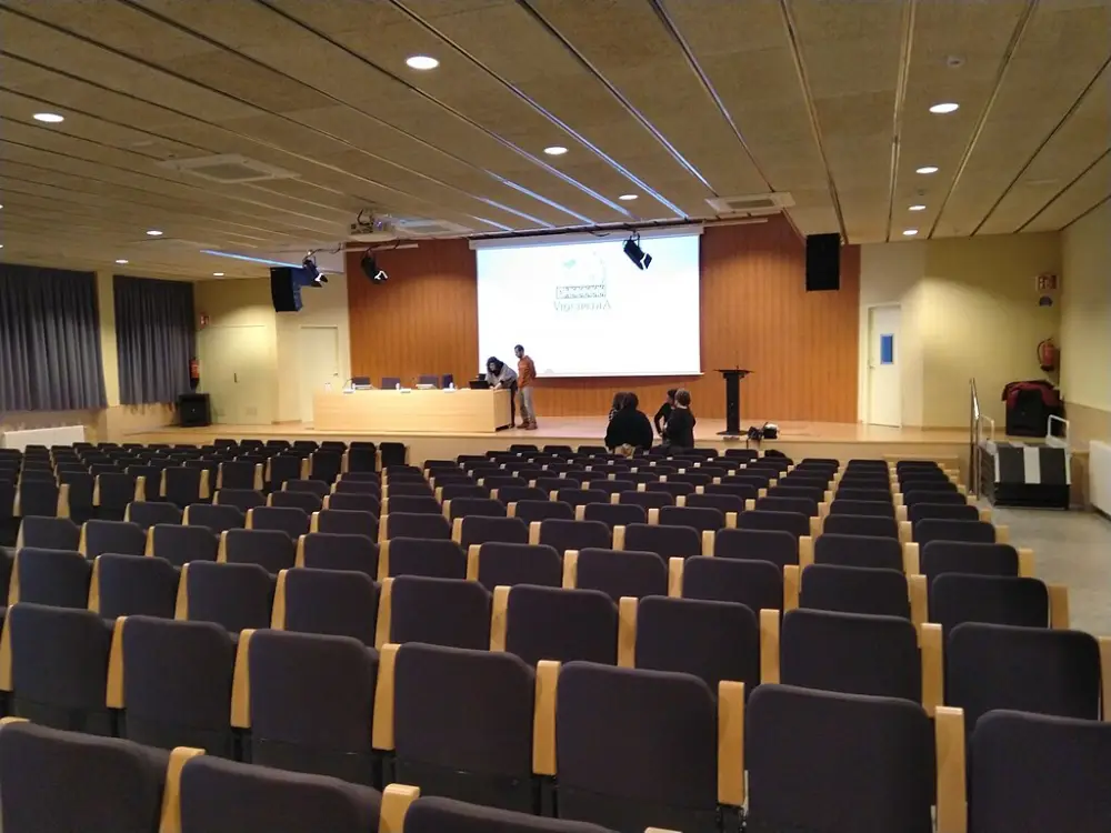 Conference room – MICE location in Andalucia ESM, CC BY-SA 4.0 <https://creativecommons.org/licenses/by-sa/4.0>, via Wikimedia Commons