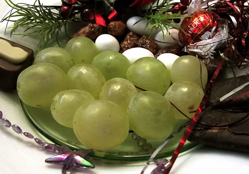12 Spanish Christmas Traditions 4 12 Lucky grapes. Image credit: Jacinta Lluch, CC BY-SA 2.0 <https://creativecommons.org/licenses/by-sa/2.0>, via Wikimedia Commons