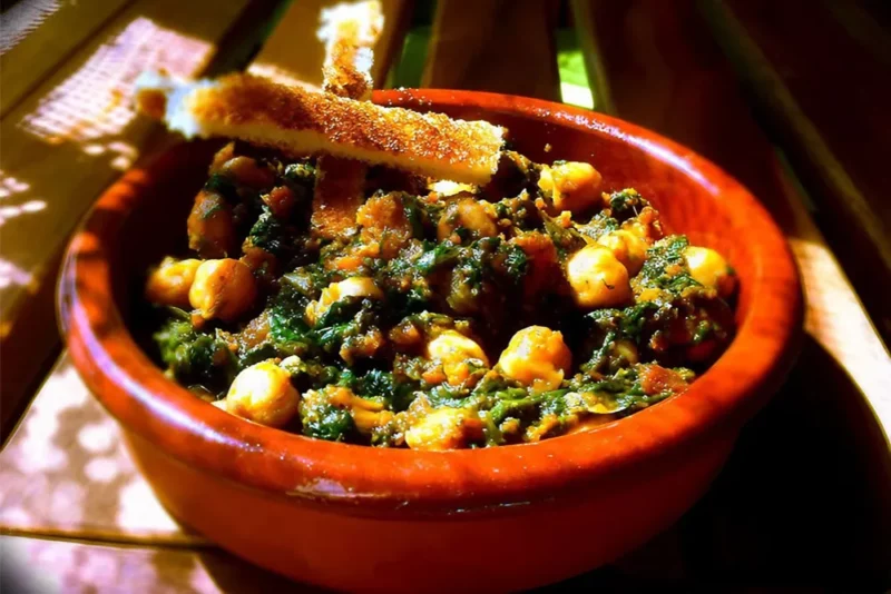 Espinacas con garbanzos – Spinach with chickpeas. Image by Daniel Aguilar from Flickr