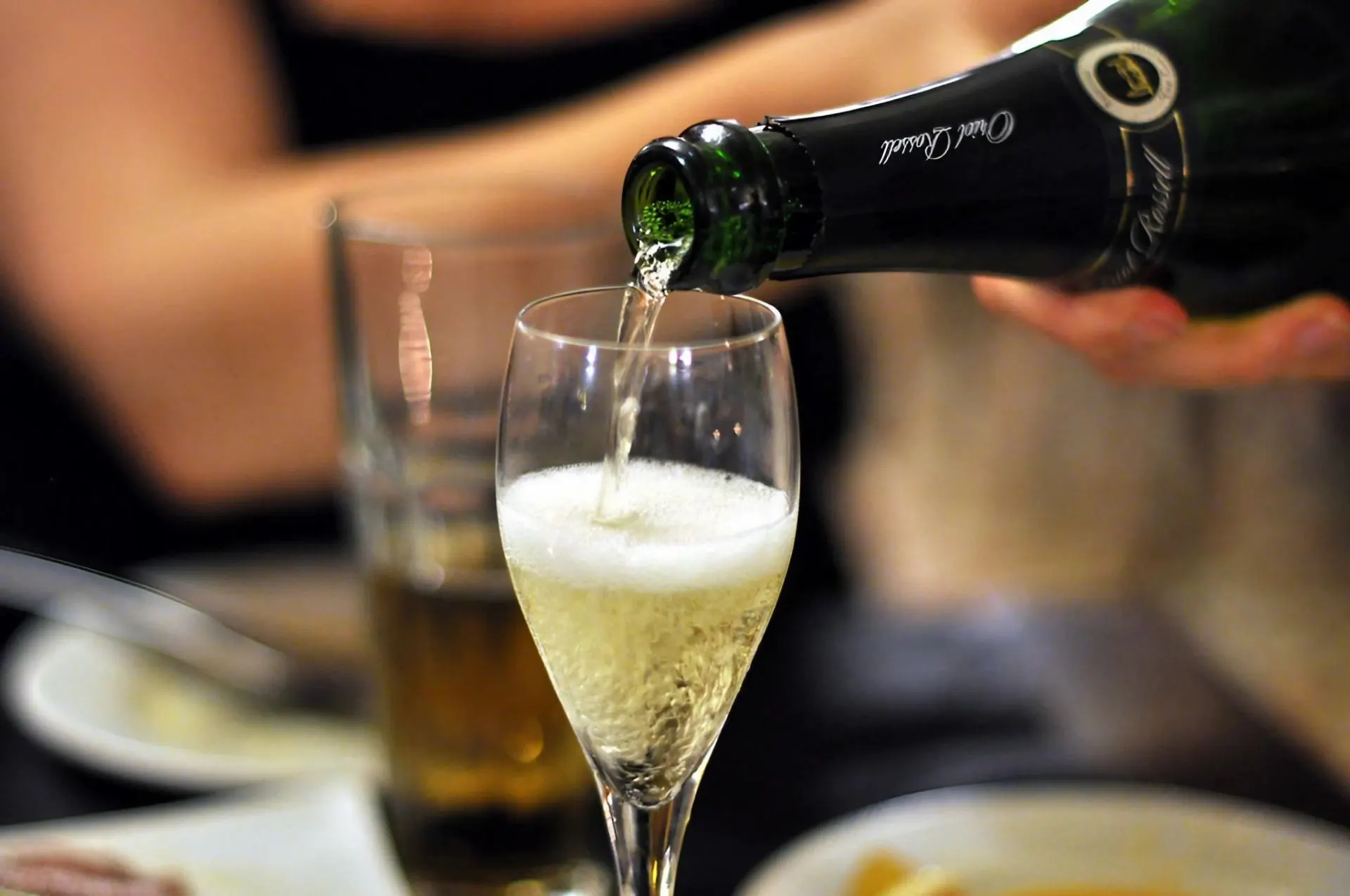 Spanish drinks: cava – cava being poured into a glass. Credit: This image was originally posted to Flickr by cyclonebill at https://flickr.com/photos/23178876@N03/9382956111. It was reviewed on 12 December 2015 by FlickreviewR and was confirmed to be licensed under the terms of the cc-by-sa-2.0.
