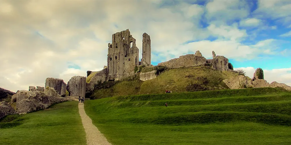 Corfe Castle: Ruins of Corfe Castle By Tallguyuk - Own work, CC BY-SA 3.0, https://commons.wikimedia.org/w/index.php?curid=35146206