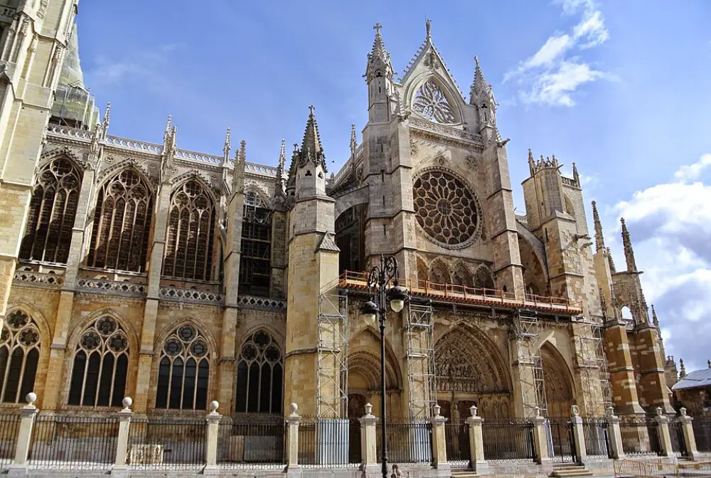 Spain in 2027: beyond the travel hotlists 3 Léon Cathedral Ben Bender, CC BY-SA 3.0 <https://creativecommons.org/licenses/by-sa/3.0>, via Wikimedia Commons