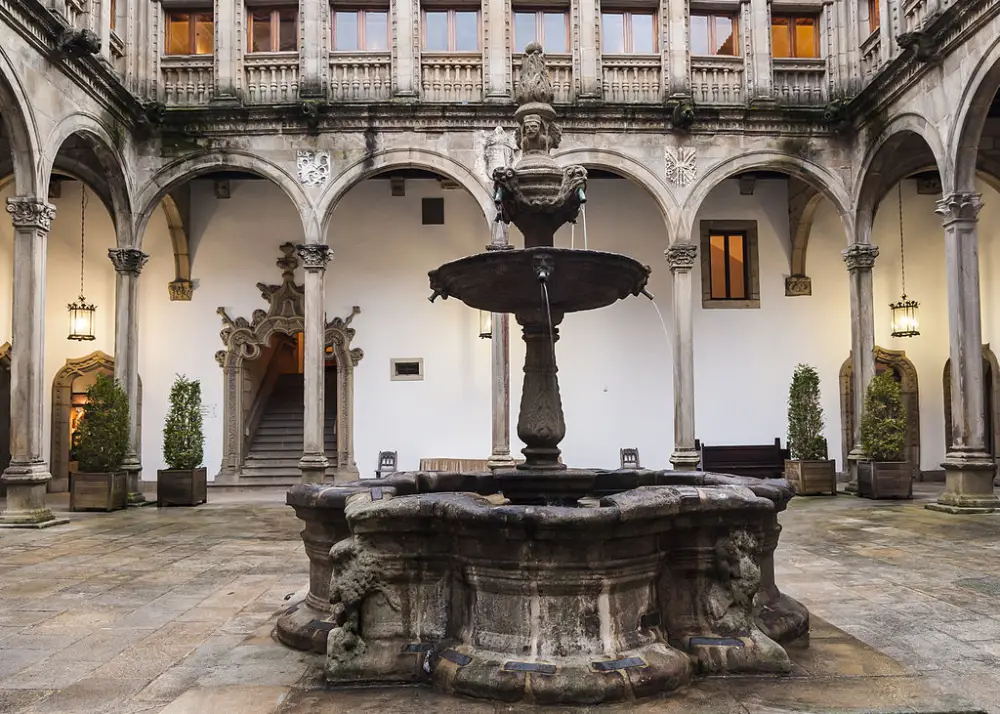 Parador de Santiago - Patio de San Marcos. Image credit: Armando Gonzalez Alameda, CC BY-SA 3.0 ES <https://creativecommons.org/licenses/by-sa/3.0/es/deed.en>, via Wikimedia Commons