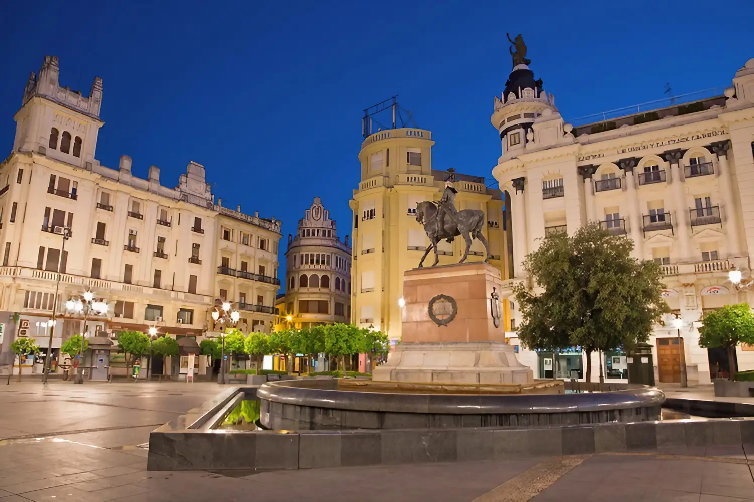 How to plan an Andalucía Itinerary 2 Cultura Plaza de las tendillas en Cordoba in the evening