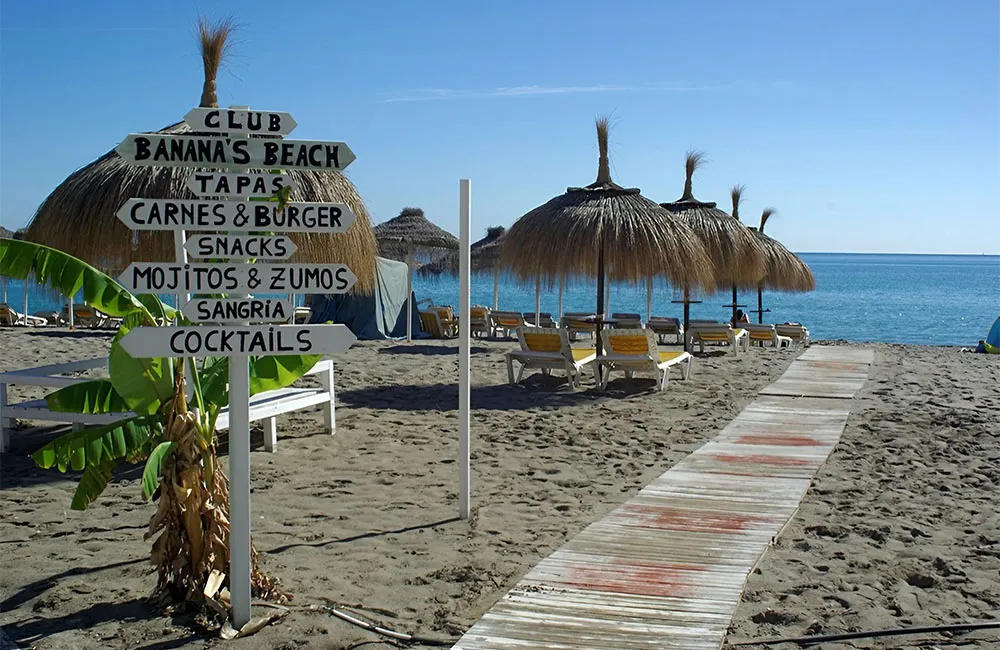 : Combine leisure with business and chill at the beach. Credit: Berthold Werner, CC BY-SA 3.0 <https://creativecommons.org/licenses/by-sa/3.0>, via Wikimedia Commons