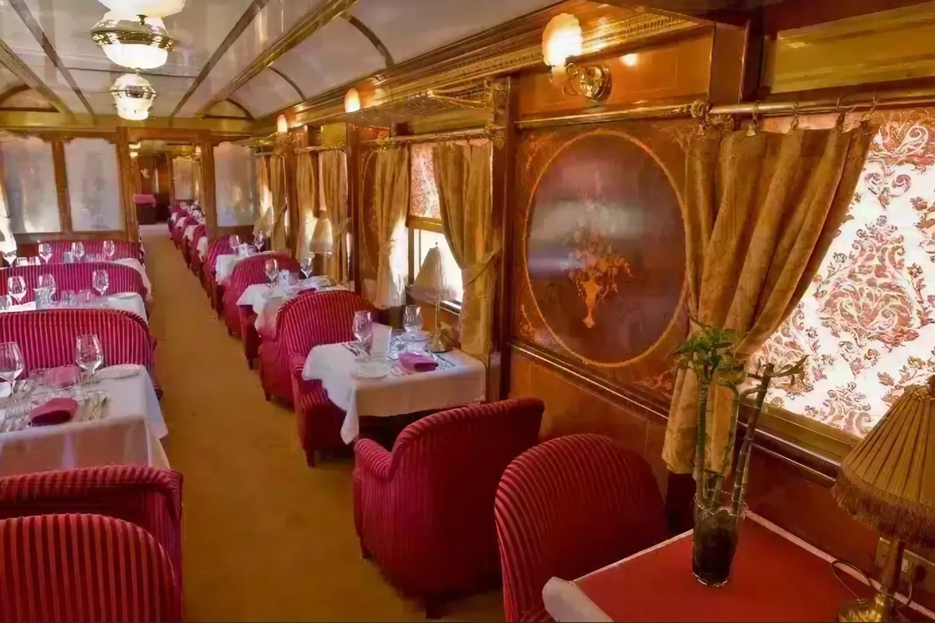 The Al Andalus restaurant car. Image credit: https://eltrenalandalus.com/