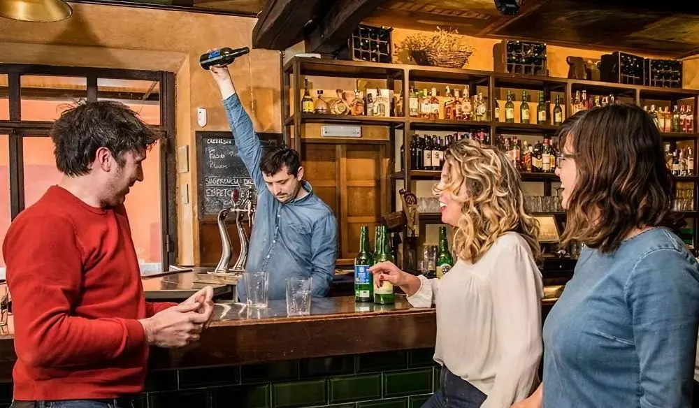Spanish drinks: Asturian cider house – cider being poured from on high. Credit: https://www.turismoasturias.es/