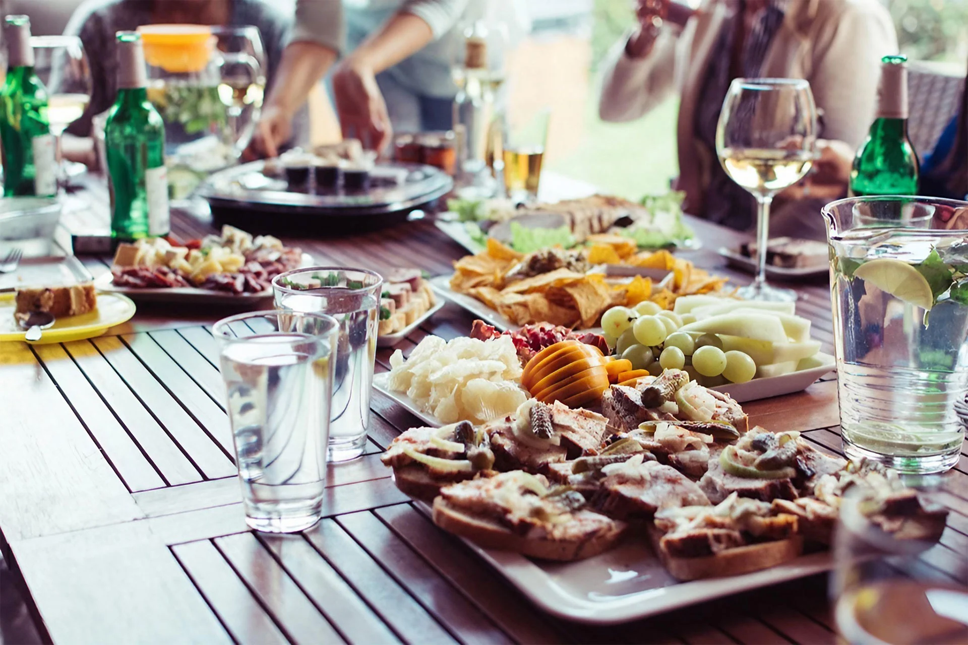 table of tapas and glasses. Image: Pxhere