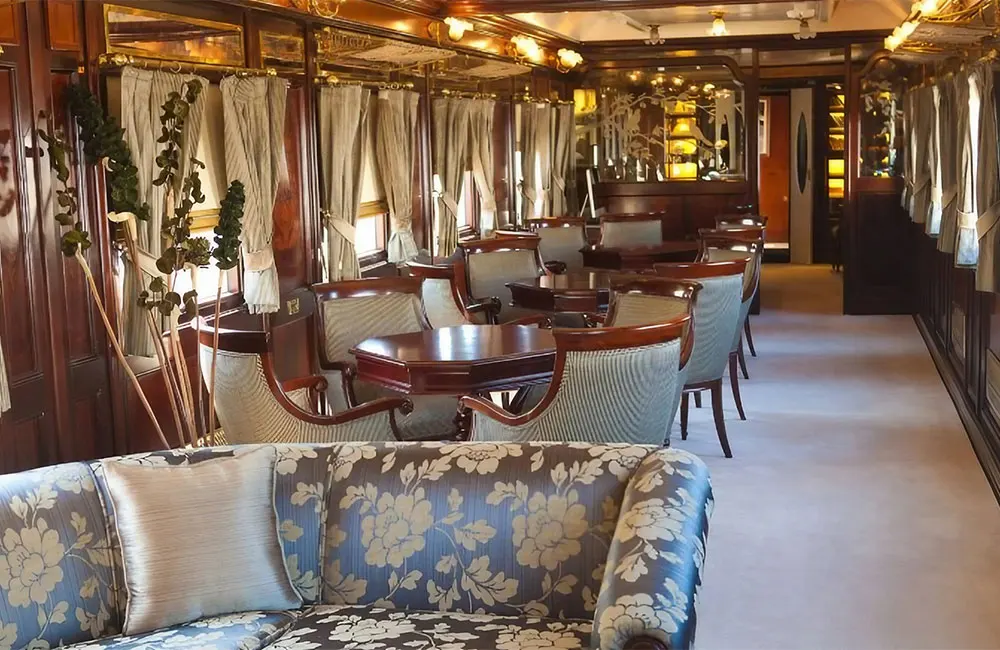 Luxury train travel - Salón Medina Azahara, El tren al andalus Credit: https://eltrenalandalus.com/