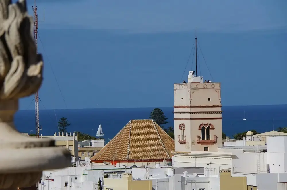 Torre Tavira watchtower in Cádiz Emilio J. Rodríguez Posada, CC BY-SA 3.0 <https://creativecommons.org/licenses/by-sa/3.0>, via Wikimedia Commons